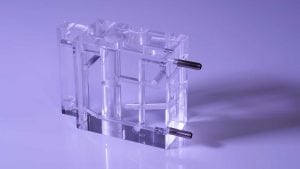 polierter-acrylglasblock-bearbeitet-mit-bohrungen-und-fraesungen-bs-kunststoffverarbeitung