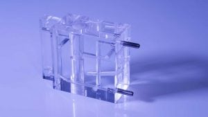 polierter-acrylglasblock-bearbeitet-mit-bohrungen-bs-kunststoffverarbeitung