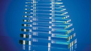 transparente-acrylglasplatten-pyramidenförmig-gestapelt-bs-kunststoffverarbeitung